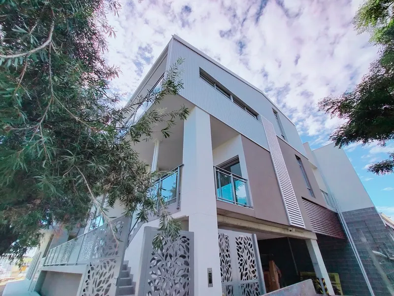 BRAND NEW, TRENDY TOWNHOUSE. WALK TO ALL AMENITIES