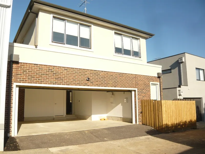 Brand New Rownhouse Right Behind Camberwell High School