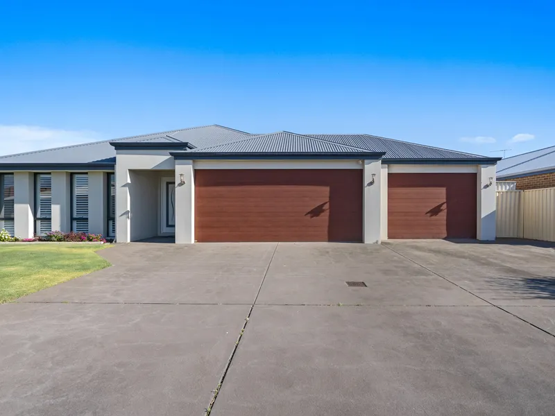 EXQUISITE FAMILY LIVING!