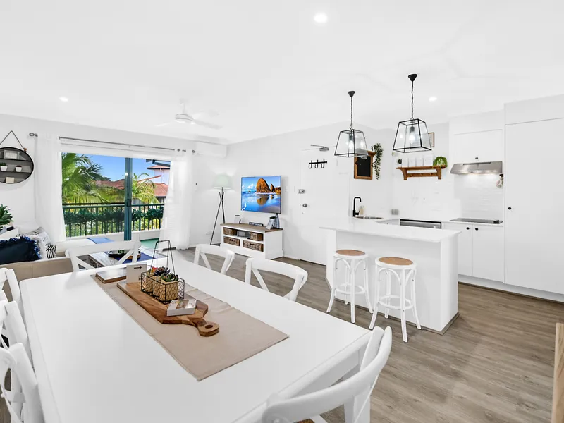 Fully Renovated Apartment in tightly held 'Bellevue' - Suit Busy Exec or Astute Empty Nesters