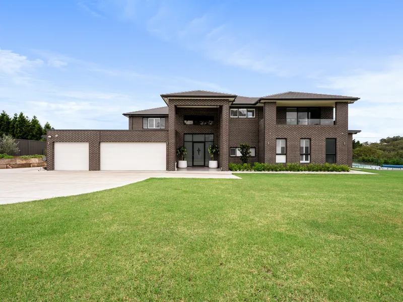 Custom built new 11 acres with bush view private sought after location