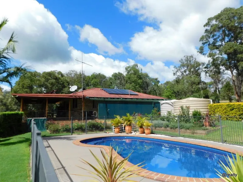 Country Style Executive Living on 5 Acres