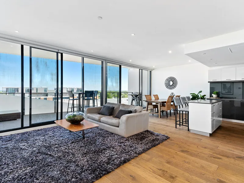 Sub-Penthouse Exclusivity with Spectacular City to Bay Views