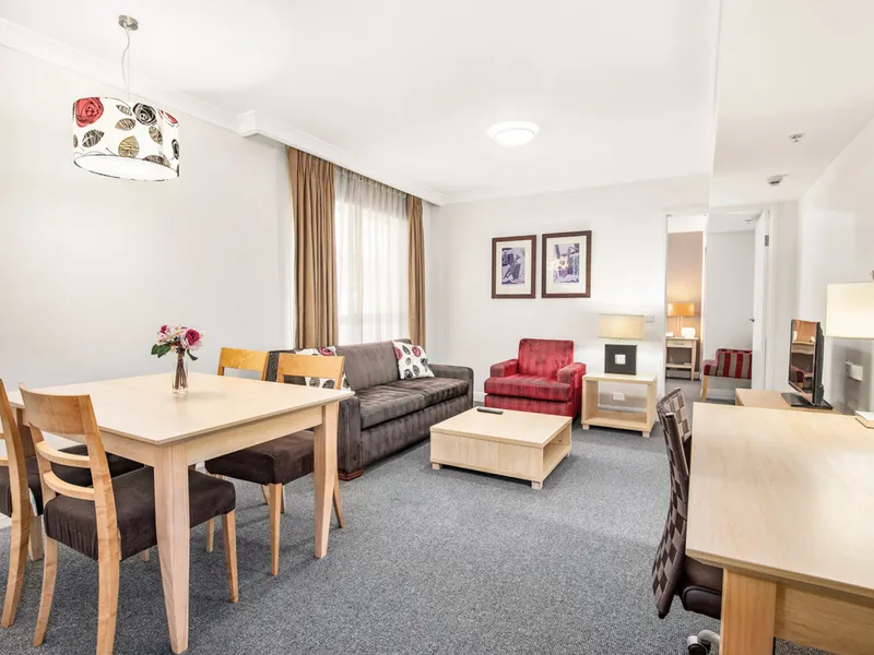 Spacious One Bedroom Apartment - 2 minutes from Train station & Shops