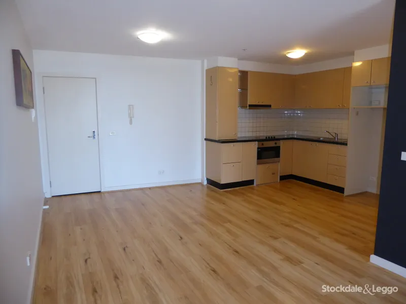 LARGE SPLIT LEVEL 2 BEDROOM APARTMENT - WITH AIR CON!