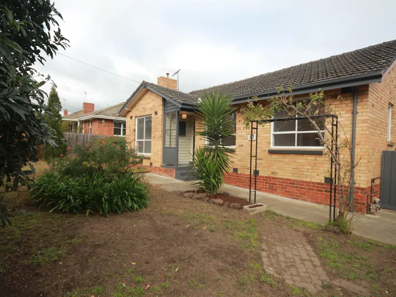 GREAT LOCATION / BUNGALOW PLUS 3 BEDROOMS