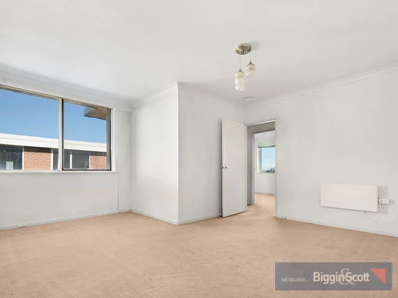 GENEROUSLY SIZED 2 BEDROOM FLAT WITH BRAND NEW CARPET!