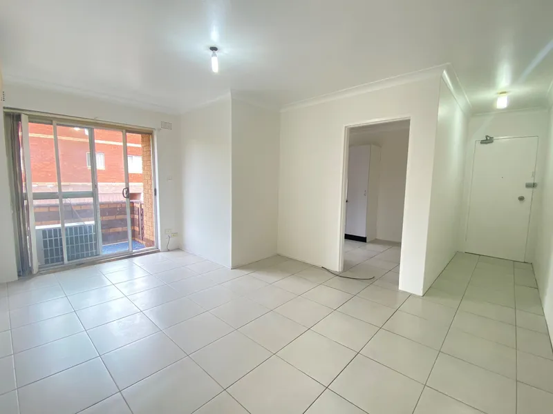 MODERN (2) BEDROOM UNIT IN A GREAT LOCATION!!!