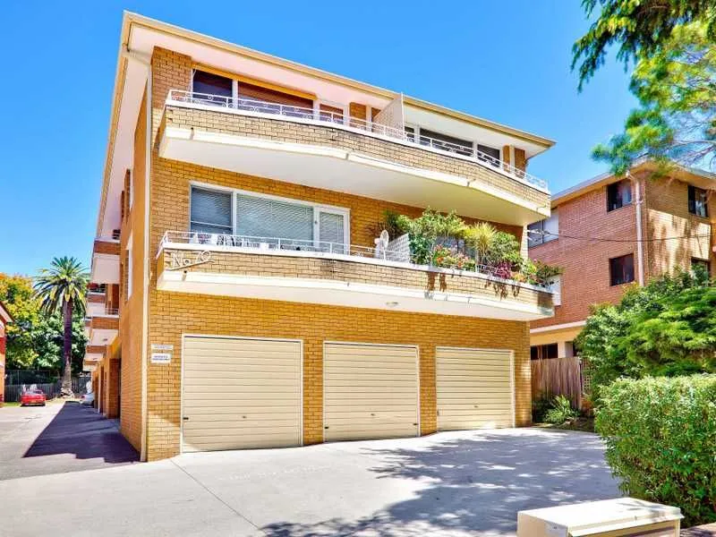 2 bedroom unit with lock up garage