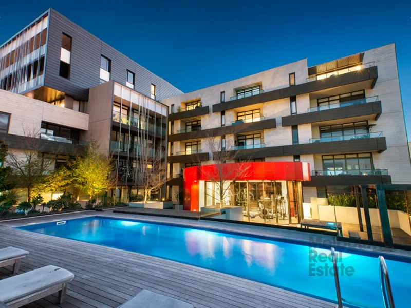 Live Large at CHARLiE!