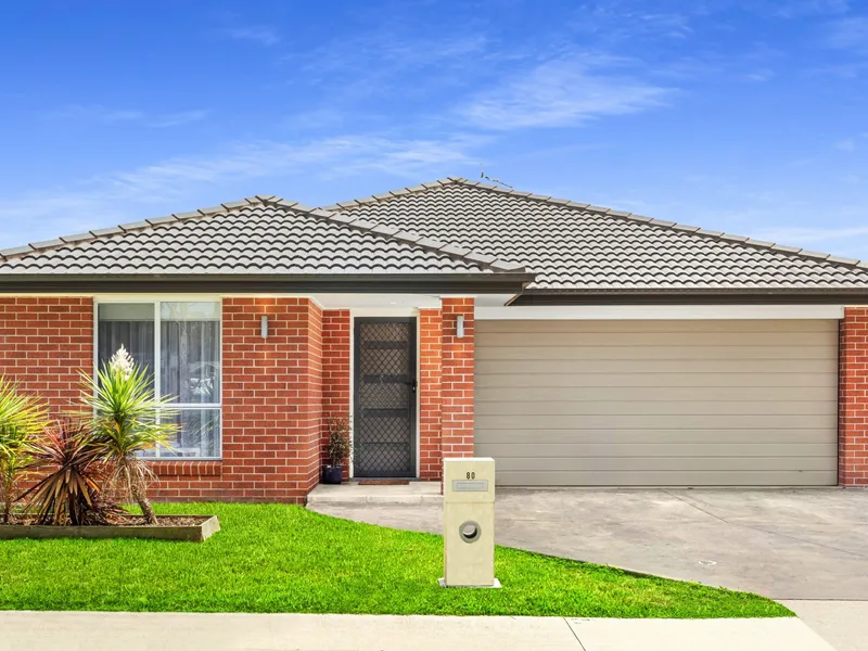 Neat Family Home, Rural Outlook!