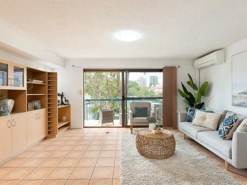 Spacious Townhouse With Tranquil City Views
