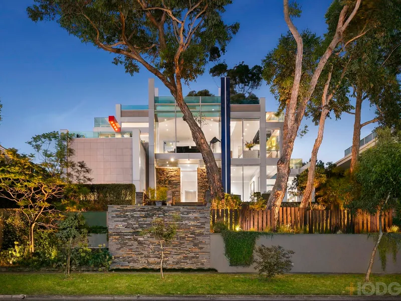 A CONTEMPORARY COASTAL MASTERPIECE