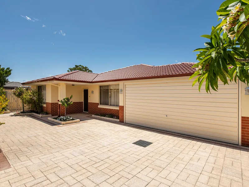 EXCEPTIONALLY SPACIOUS, PRIVATE REAR DUPLEX ON 482SQM BLOCK + ULTRA CONVENIENT LOCATION!