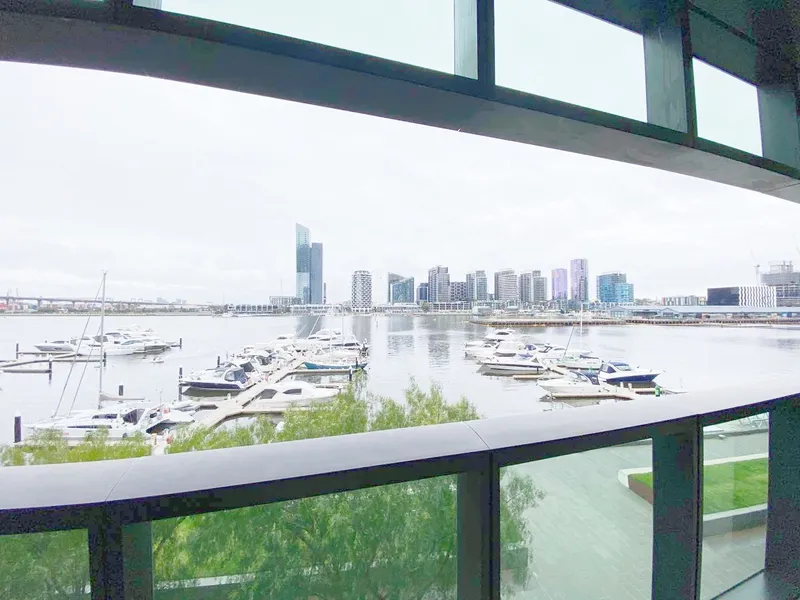 Luxury Apartment in Docklands with Breathtaking Melbourne City View over Victoria Harbour and Port Phillip Bay