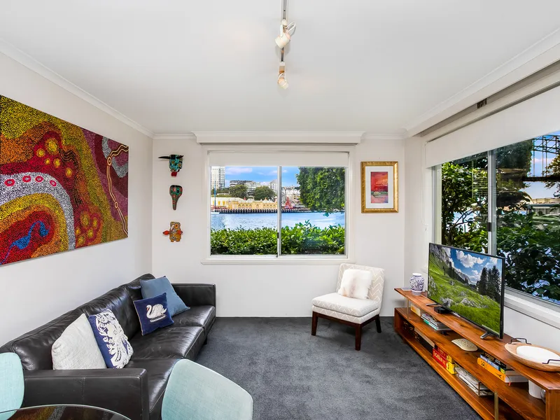 East Facing Waterfront One Bedroom Apartment in 'Harbourside'