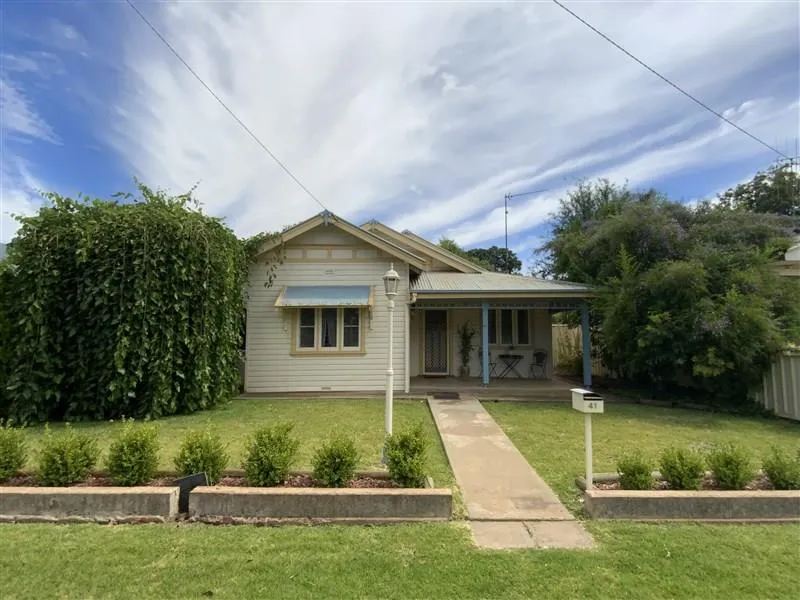 CHARMING HOME - EASY WALK TO TOWN