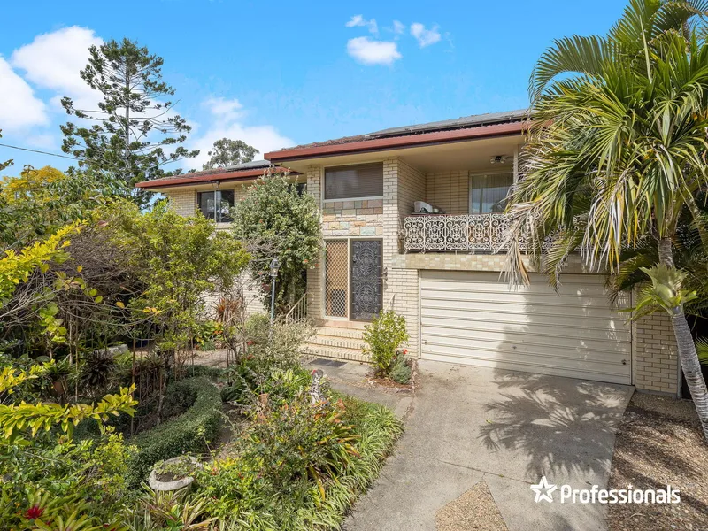 Big brick and beautiful on 607sqm corner block!
