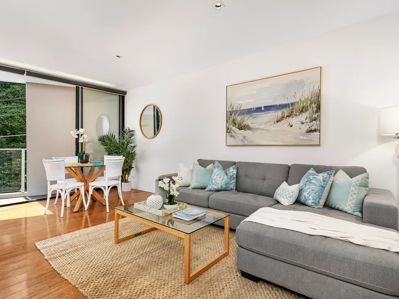 LIGHT FILLED APARTMENT MOMENTS TO MANLY BEACH