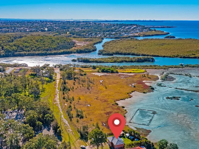 HIGHLY SOUGHT AFTER - DUAL LIVING HOME!