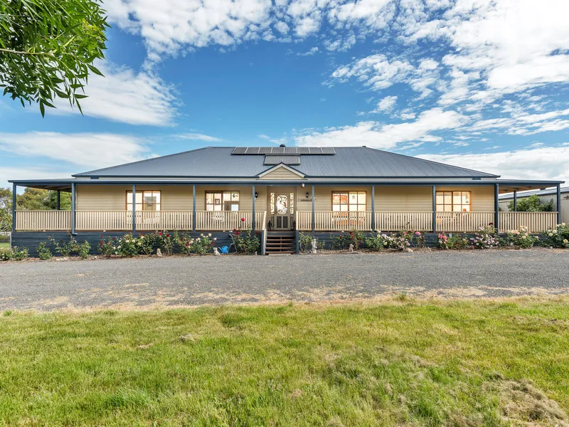 Country Living on 8 Acres!