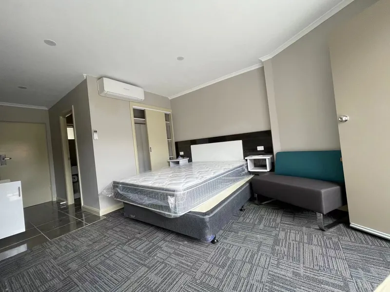Queen Size Bedroom