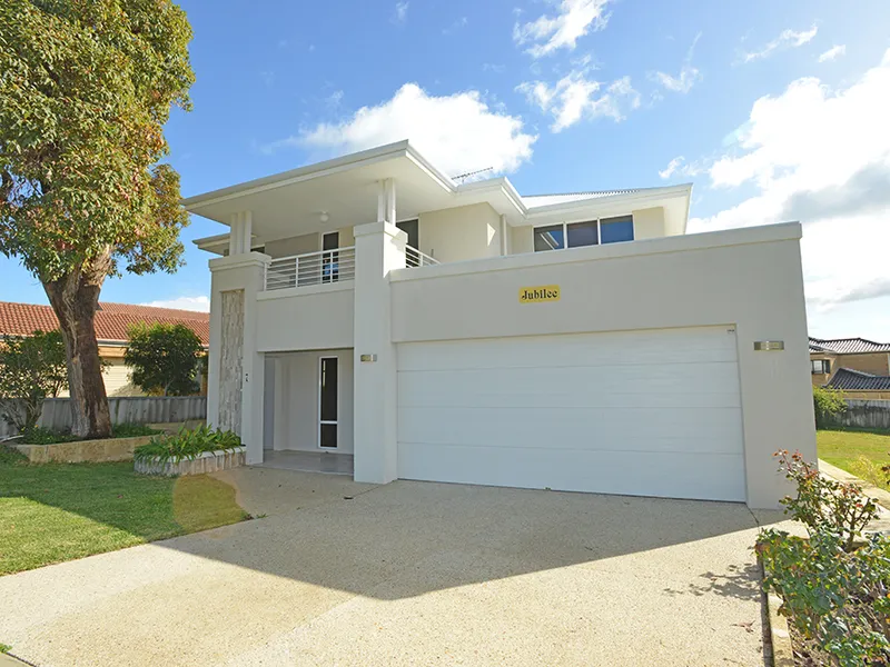 MODERN VERY WELL PRESENTED HOME