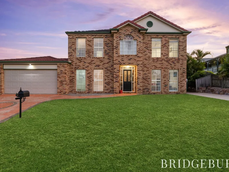 5 BEDROOM FAMILY HOME, 3 LIVING AREAS, SWIMMING POOL , ROOM FOR A VAN OR BOAT, 2.5 BATHROOMS, LARGE 800M2 BLOCK