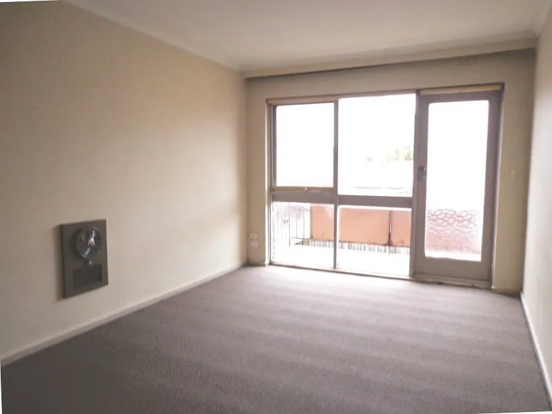 Stroll to Glen Huntly Village