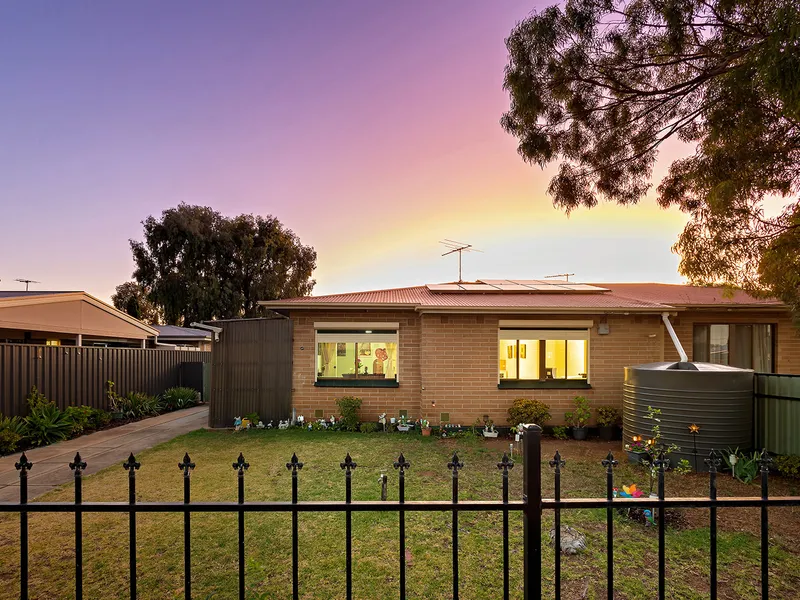POTENTIAL FILLED PROPERTY IN POPULAR PARAFIELD GARDENS!