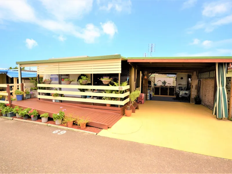 WALK TO SHOPS & BUS STOP, 5 MINS TO GOLDEN BEACH - 