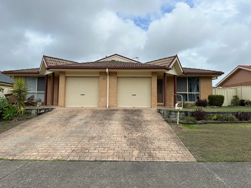 Available now - 2 bedroom airconditioned villa with enclosed back yard and enclosed sunroom