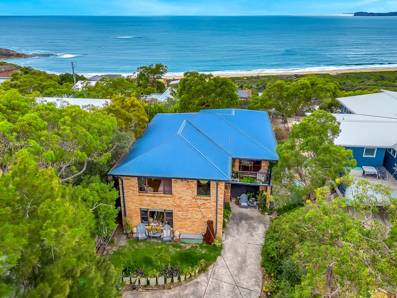 'Yarrabee House' –180 degree views to North Head, 2 minutes from the beach