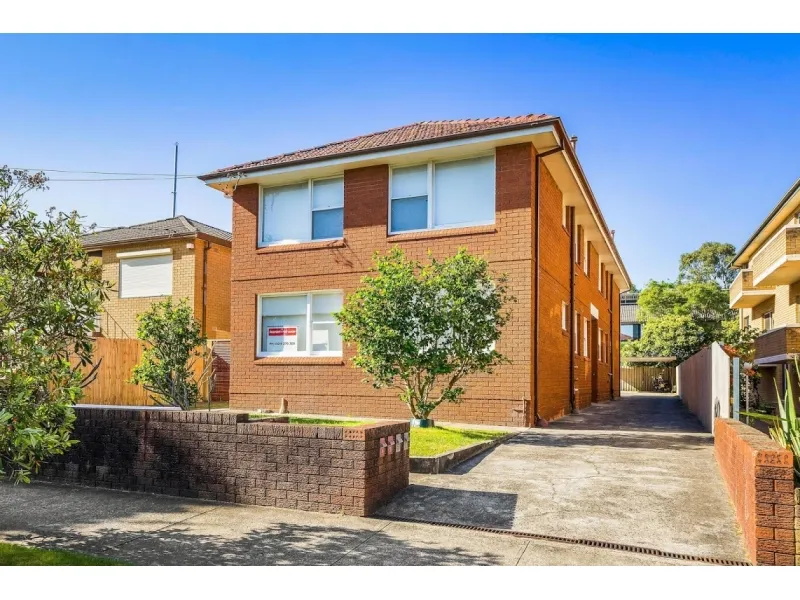 Newly renovated 2 bdr unit with own stylish courtyard - 1 week free rent