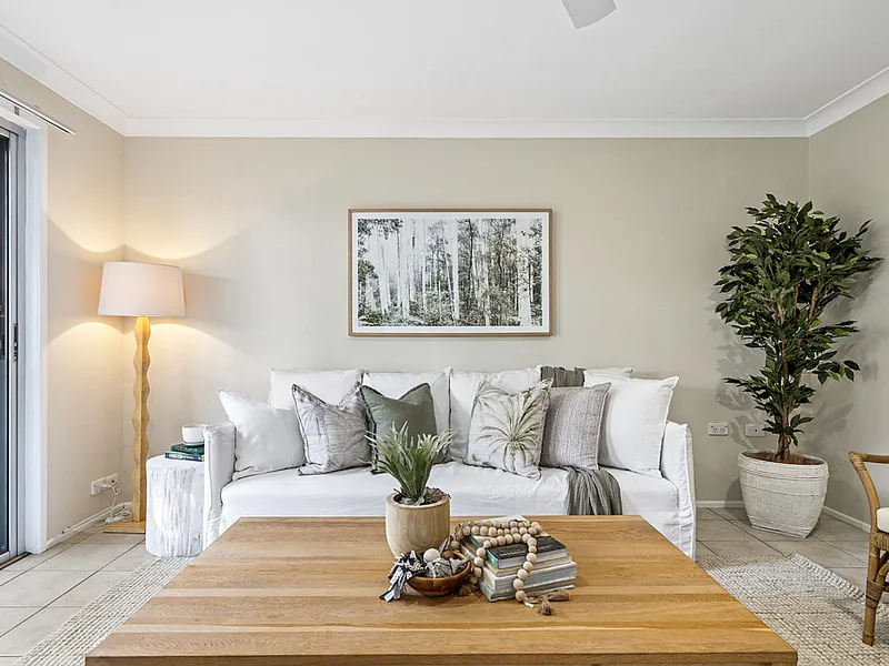 LOW SET FAMILY HOME IN LEAFY STREET