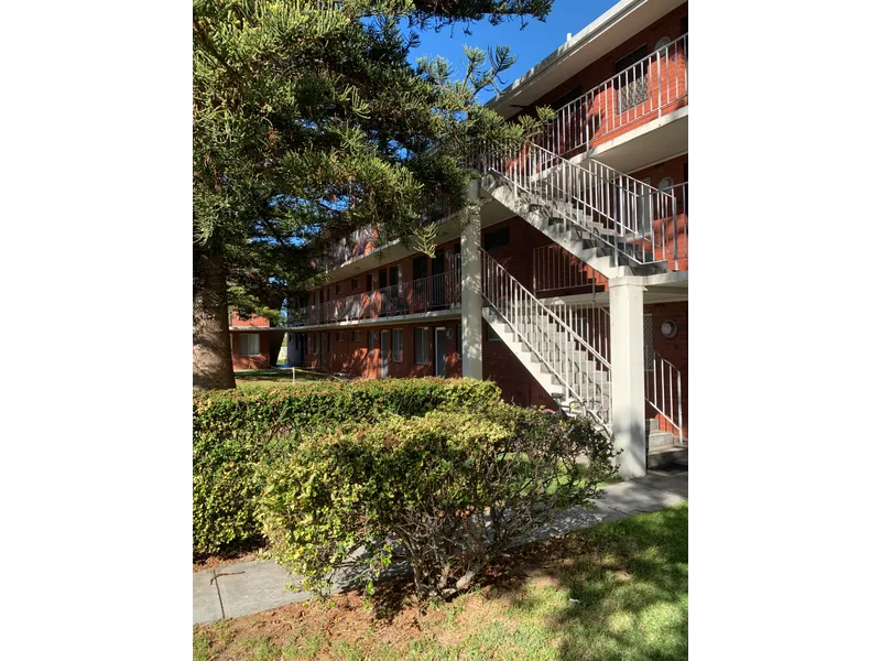 GROUND FLOOR 1 BEDROOM, CLEAN.  FREE WATER & GAS