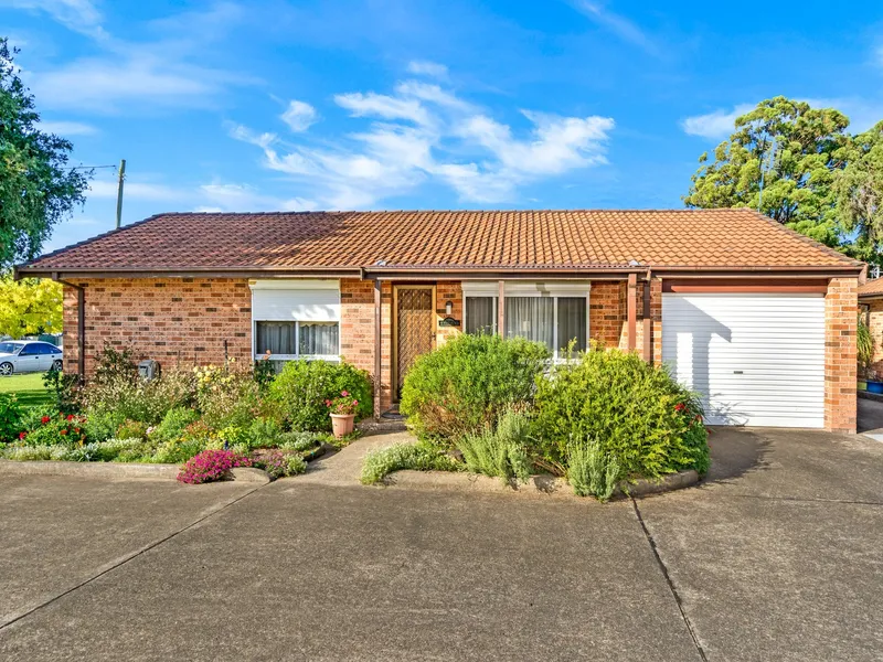 LOW MAINTENANCE AND LOCATION! 