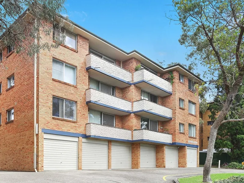 Top Floor Apartment with Lock Up Garage