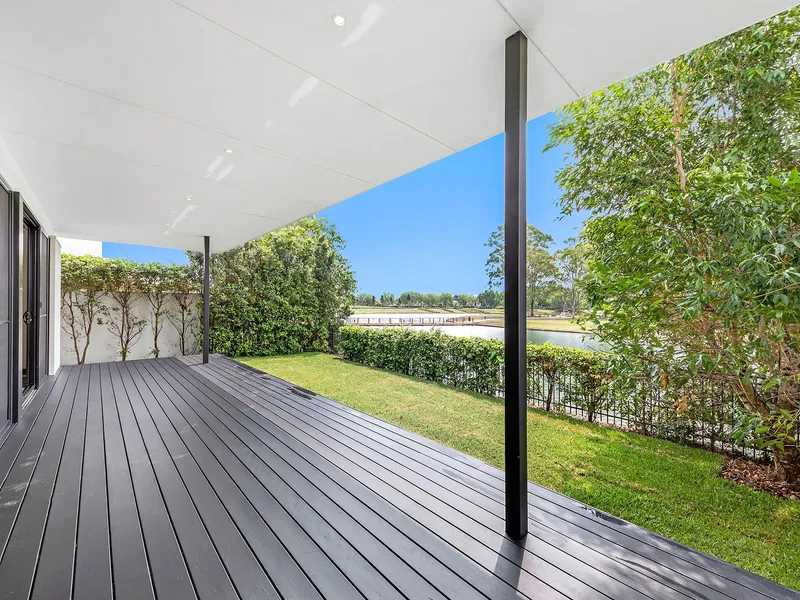 Stunning Single Storey Lakefront Home. Ready to move in!