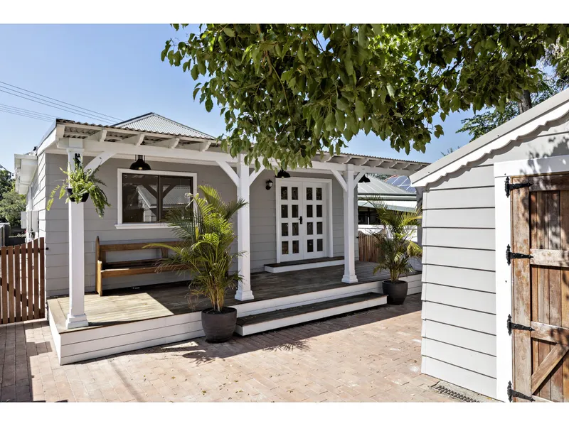 IMPRESSIVE FAMILY HOME - PERFECTLY LOCATED NEXT A PARK AND PLAYGROUND