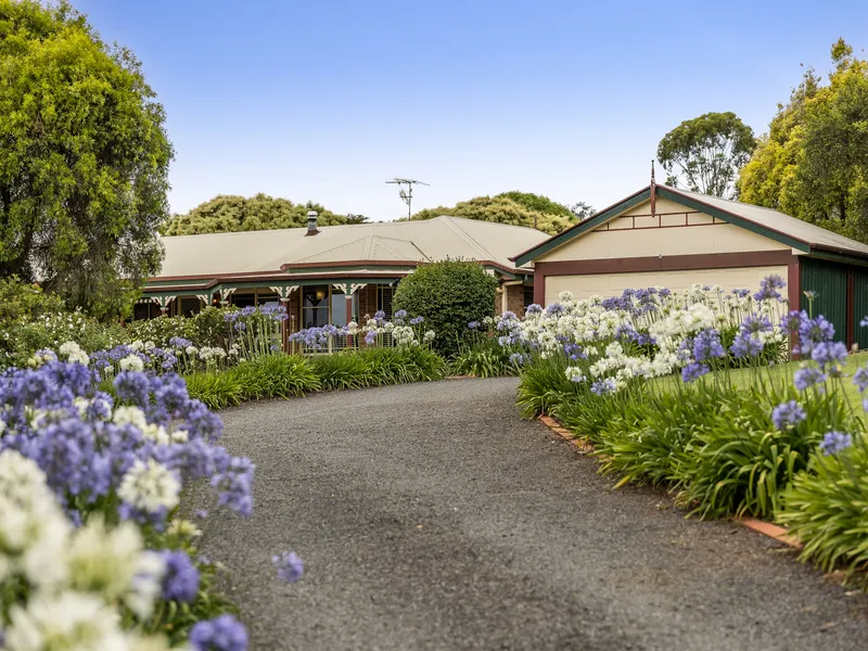 Inviting Family Home + Sheds on Leafy 2,888m2