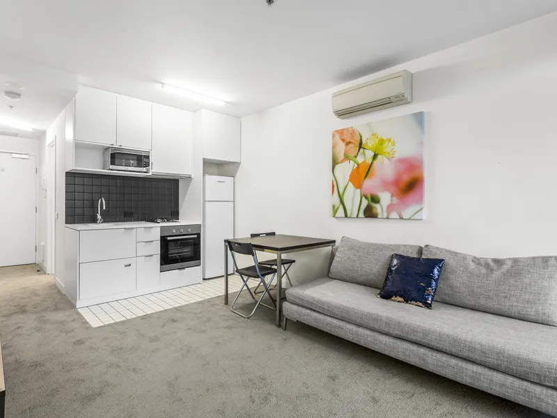 2 BEDROOM FURNISHED APARTMENT IN A'BECKETT TOWER
