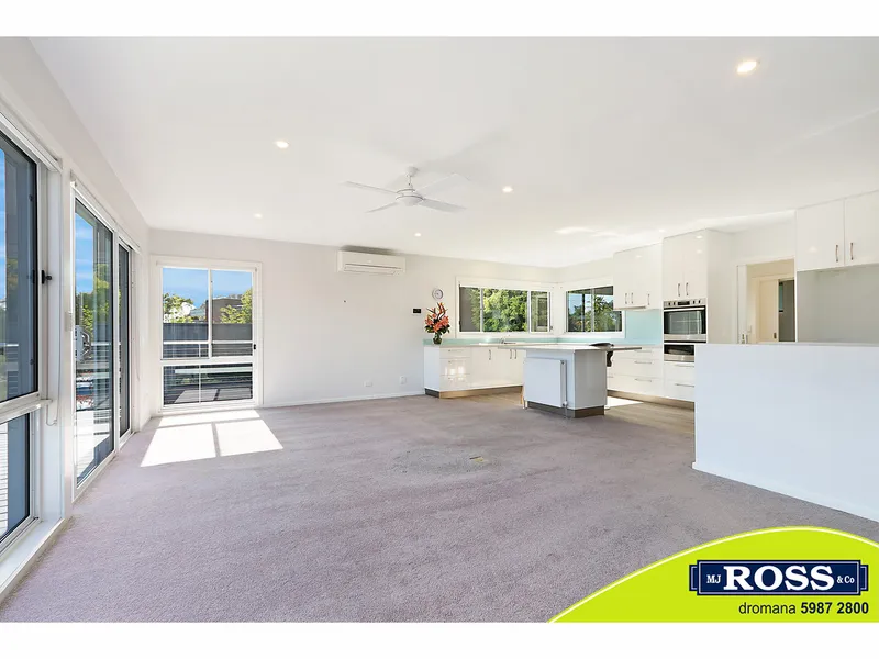 Stylish Home Directly Opposite McCrae Beach, great Bayviews