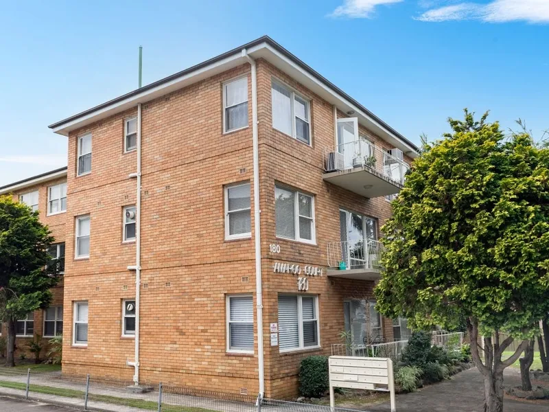 PRIME POSITION - TWO BEDROOM UNIT CLOSE TO BEACH