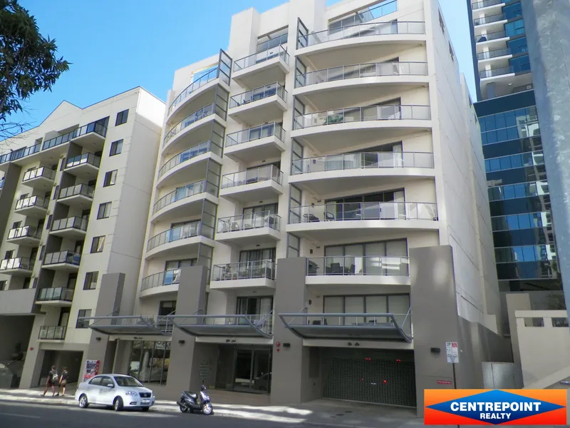 TOP FLOOR CITY FRINGE LUXURY APARTMENT WITH RIVER VIEWS!