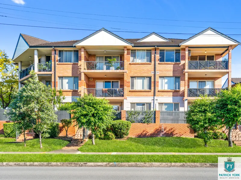 Stylish & Sunny Apartment Living!!!