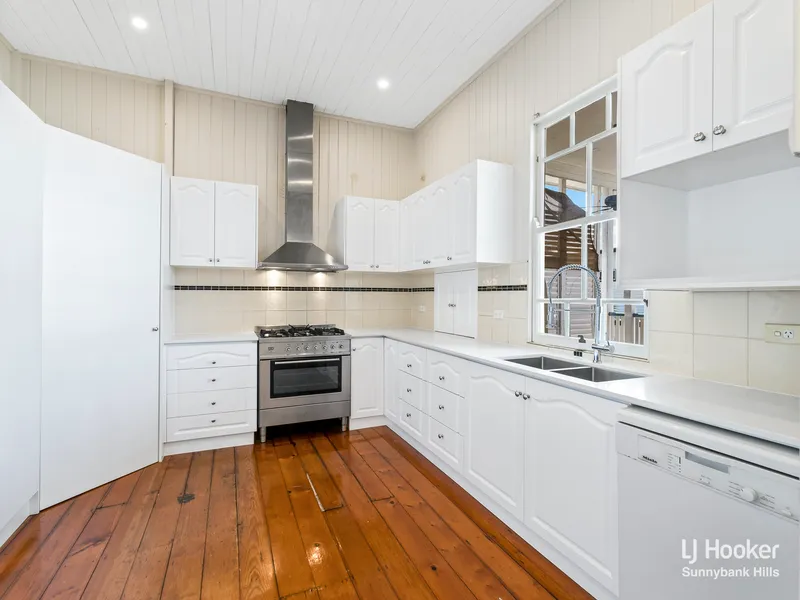 Charming Queenslander with Air Con In Perfect Location