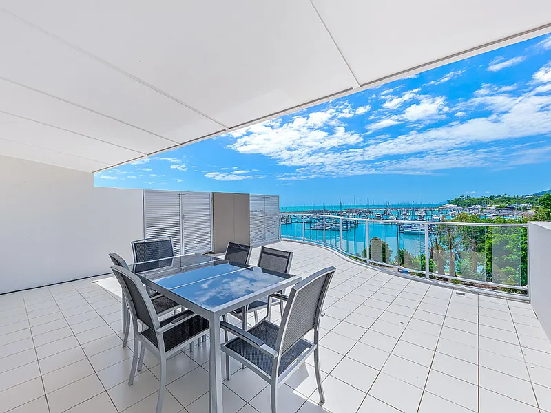 Executive Apartment with Rooftop Terrace Overlooking Coral Sea Marina 