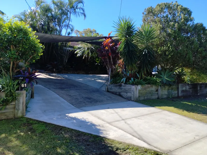 TRANQUIL FRONT GARDEN IN BEENLEEGH ,61 PHEASANT AVE !