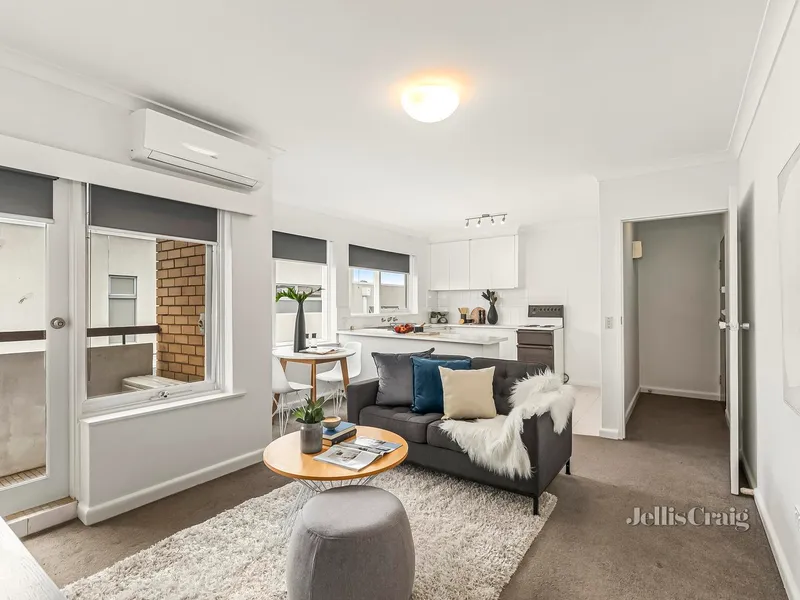 Top-Floor Treat in a Prime City-Edge Locale